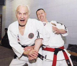 走近英国黑带级柔术高手：89岁的矮小瘦老头